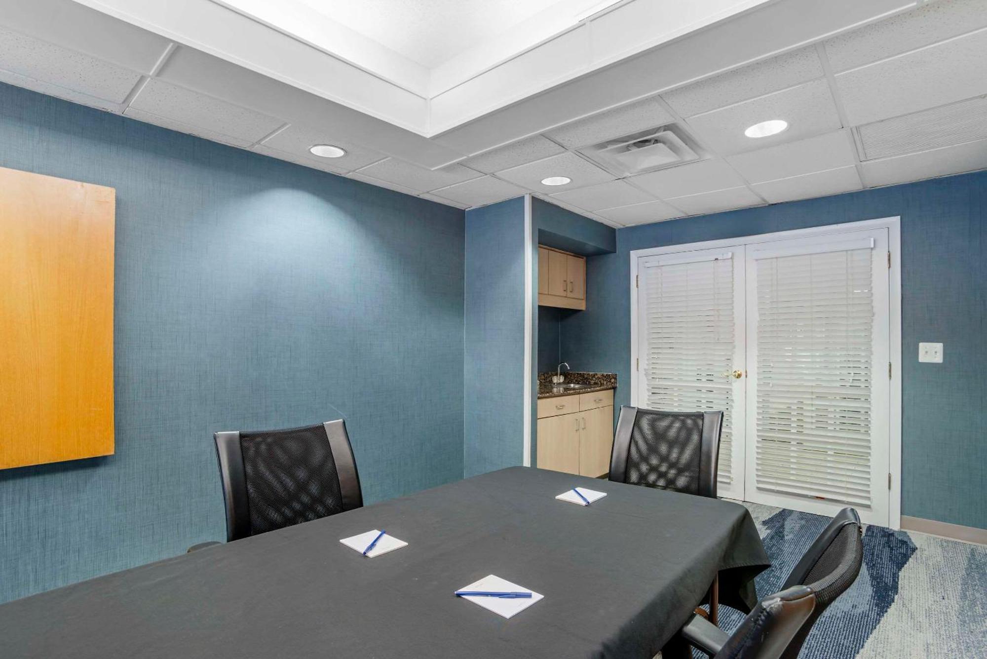 Hotel Comfort - Charlotte 2*